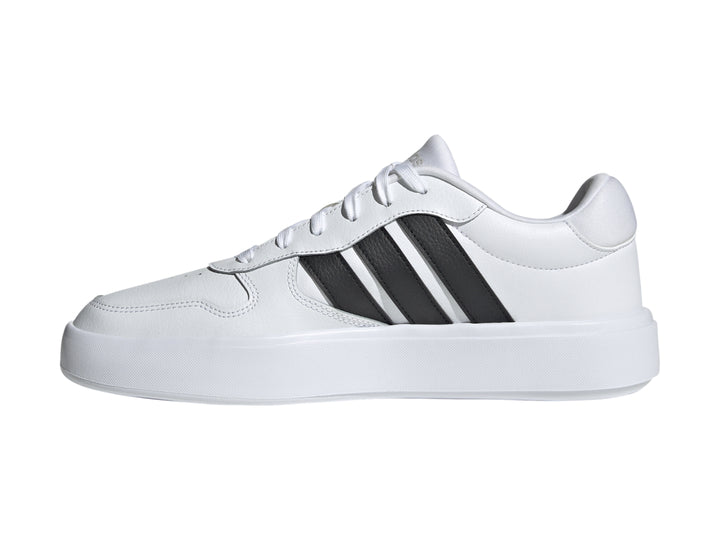 Tenis Adidas Litecourt en color blanco con tres franjas negras laterales y suela blanca.