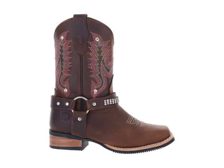 Bota vaquera color tang para niño con bordados rojos y correa con detalles plateados.