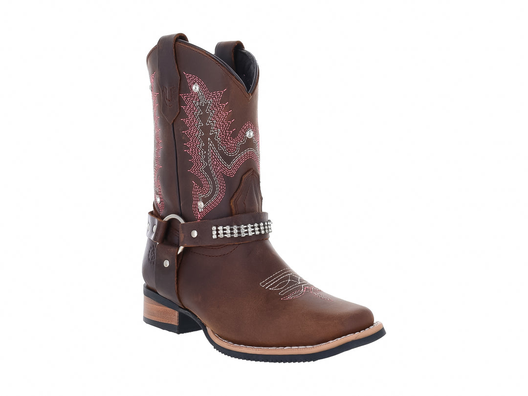 Bota vaquera color tang para niño con bordados rojos y correa con detalles plateados.