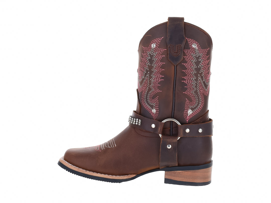 Bota vaquera color tang para niño con bordados rojos y correa con detalles plateados.