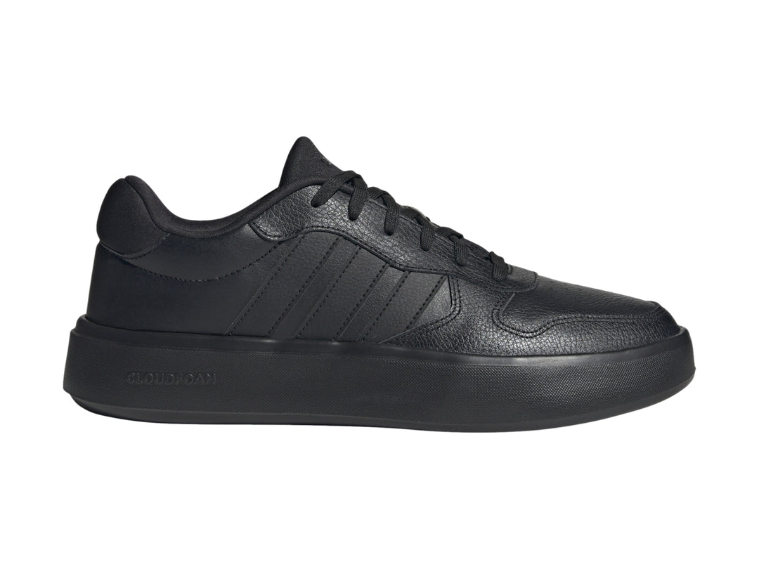 Tenis Adidas Litecourt color negro total con acabado texturizado y suela plana.