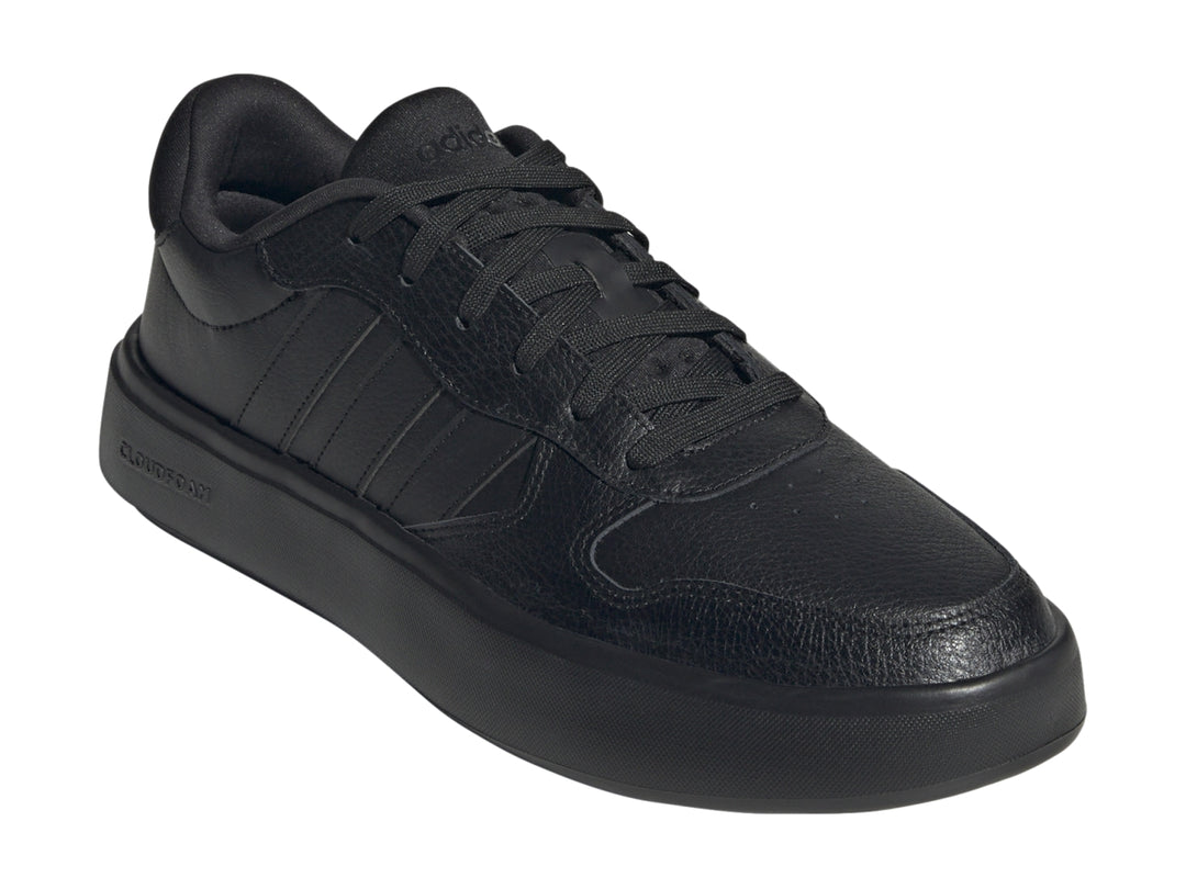 Tenis Adidas Litecourt color negro total con acabado texturizado y suela plana.