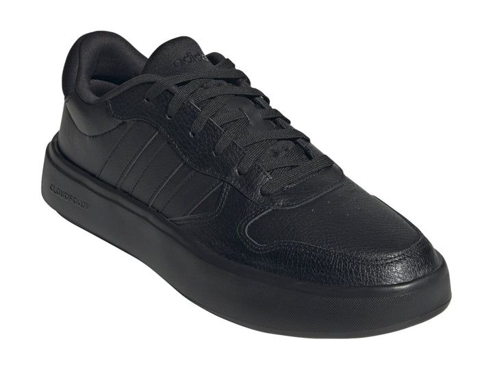 Tenis Adidas Litecourt color negro total con acabado texturizado y suela plana.