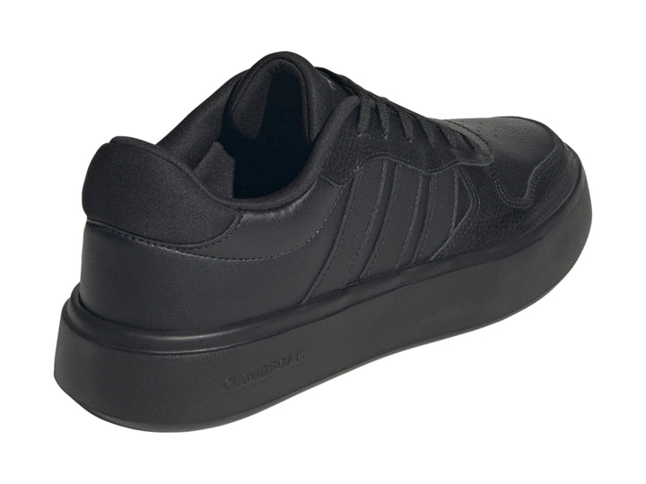 Tenis Adidas Litecourt color negro total con acabado texturizado y suela plana.