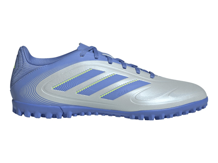 Zapato de fútbol Adidas en tonos azul claro y azul oscuro con detalles amarillos en las franjas laterales.