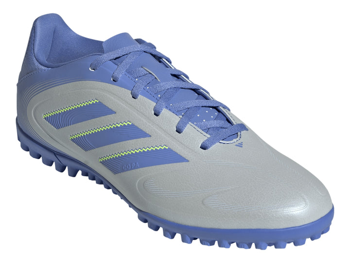 Zapato de fútbol Adidas en tonos azul claro y azul oscuro con detalles amarillos en las franjas laterales.