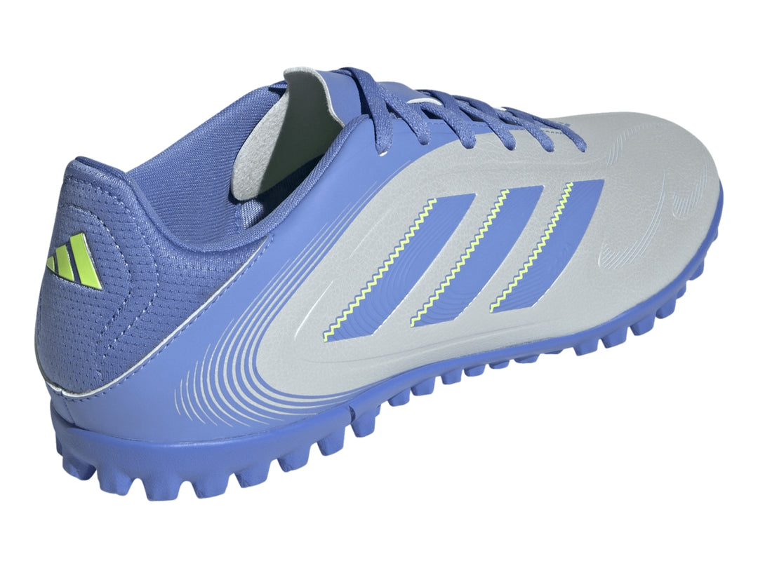 Zapato de fútbol Adidas en tonos azul claro y azul oscuro con detalles amarillos en las franjas laterales.