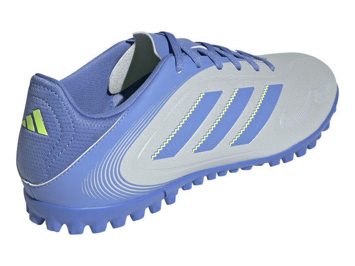 Zapato de fútbol Adidas en tonos azul claro y azul oscuro con detalles amarillos en las franjas laterales.