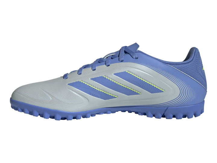 Zapato de fútbol Adidas en tonos azul claro y azul oscuro con detalles amarillos en las franjas laterales.