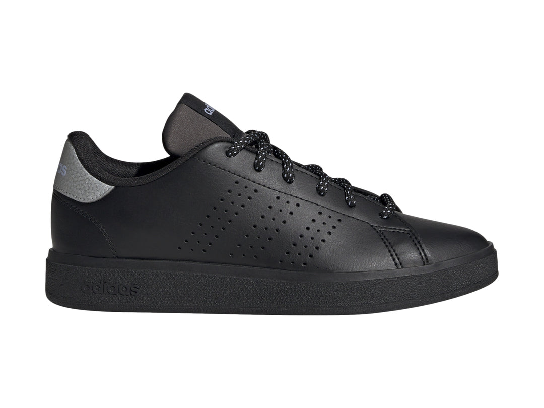 Tenis Adidas Advantage Base 2.0 color negro con detalle plateado en el talón.