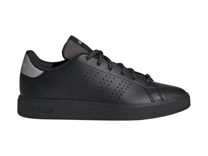 Tenis Adidas Advantage Base 2.0 color negro con detalle plateado en el talón.