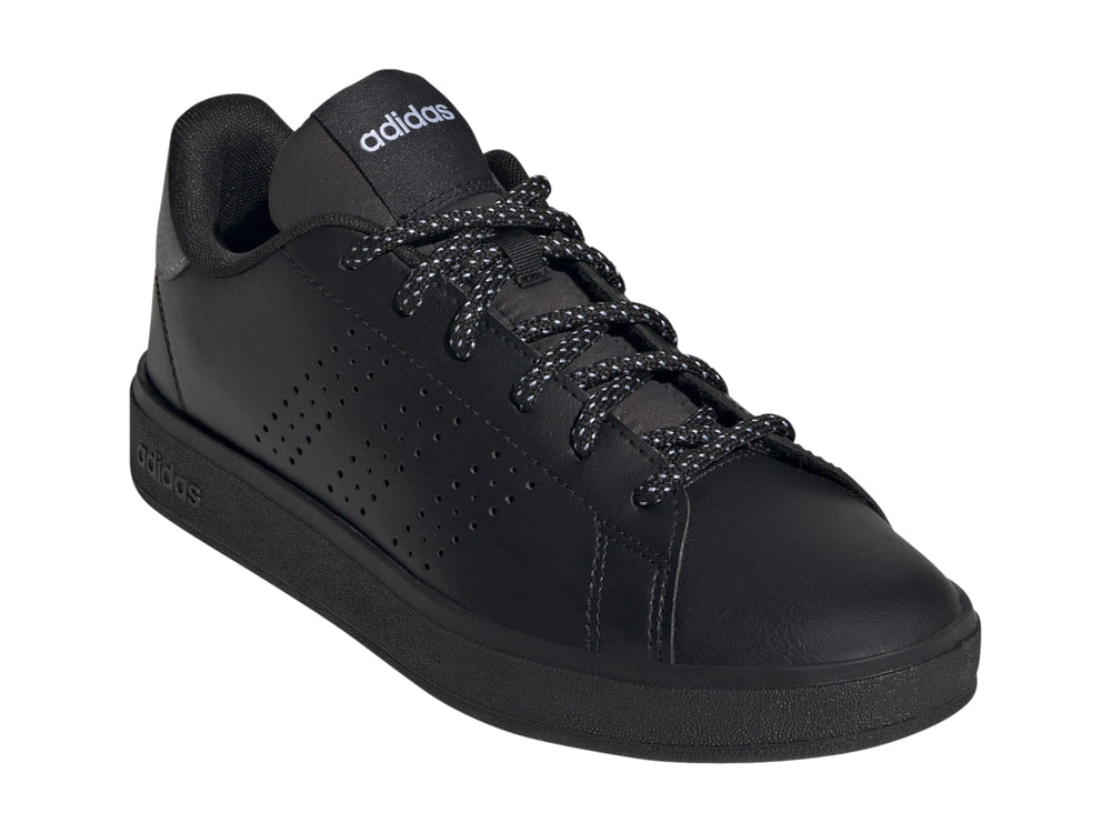 Tenis Adidas Advantage Base 2.0 color negro con detalle plateado en el talón.