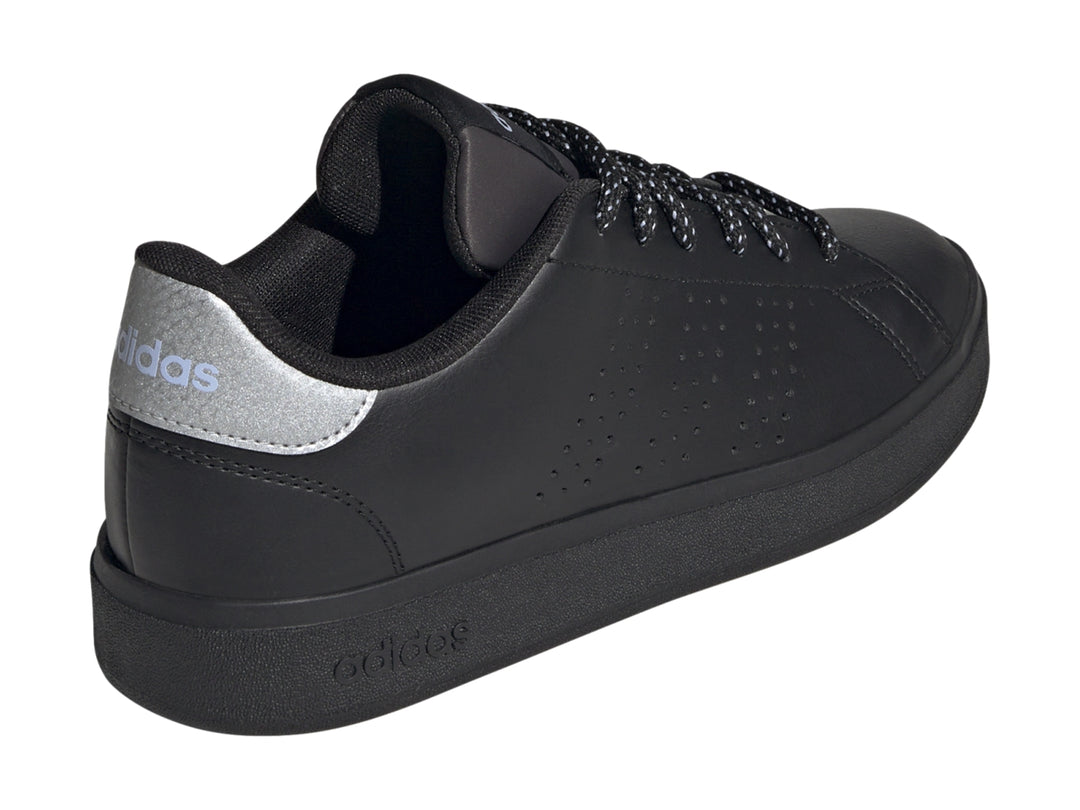 Tenis Adidas Advantage Base 2.0 color negro con detalle plateado en el talón.