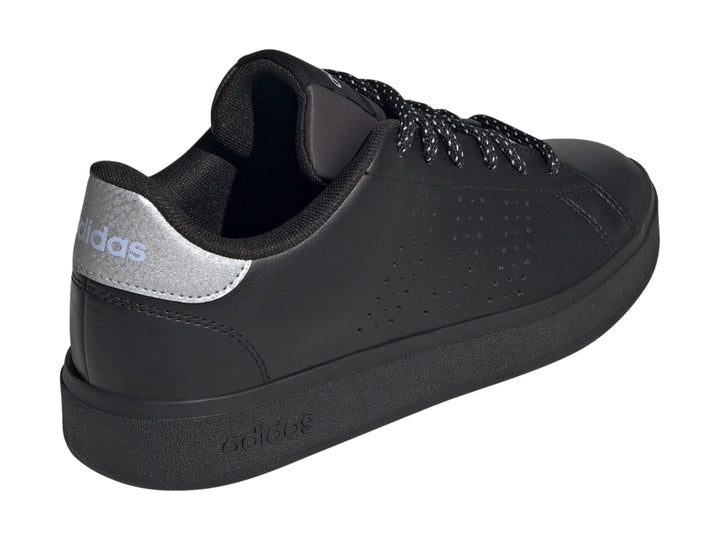 Tenis Adidas Advantage Base 2.0 color negro con detalle plateado en el talón.
