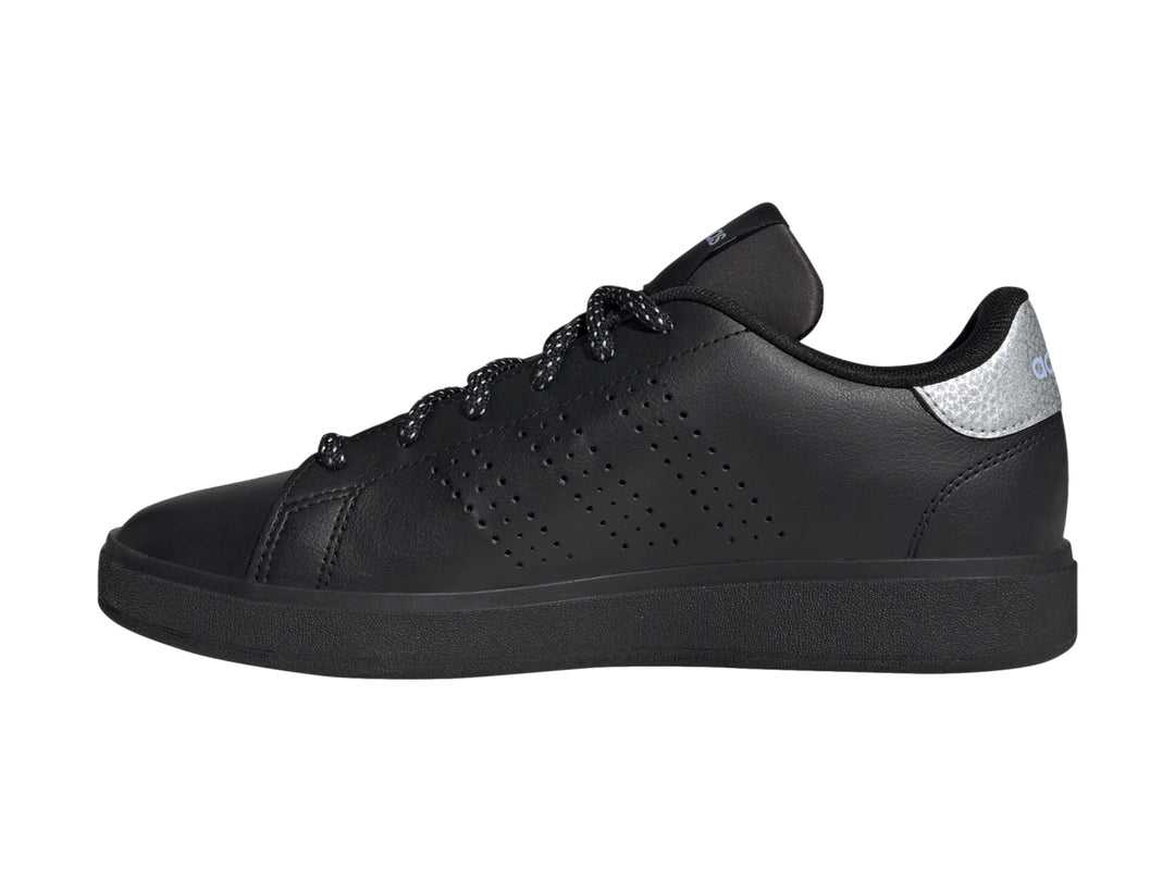 Tenis Adidas Advantage Base 2.0 color negro con detalle plateado en el talón.