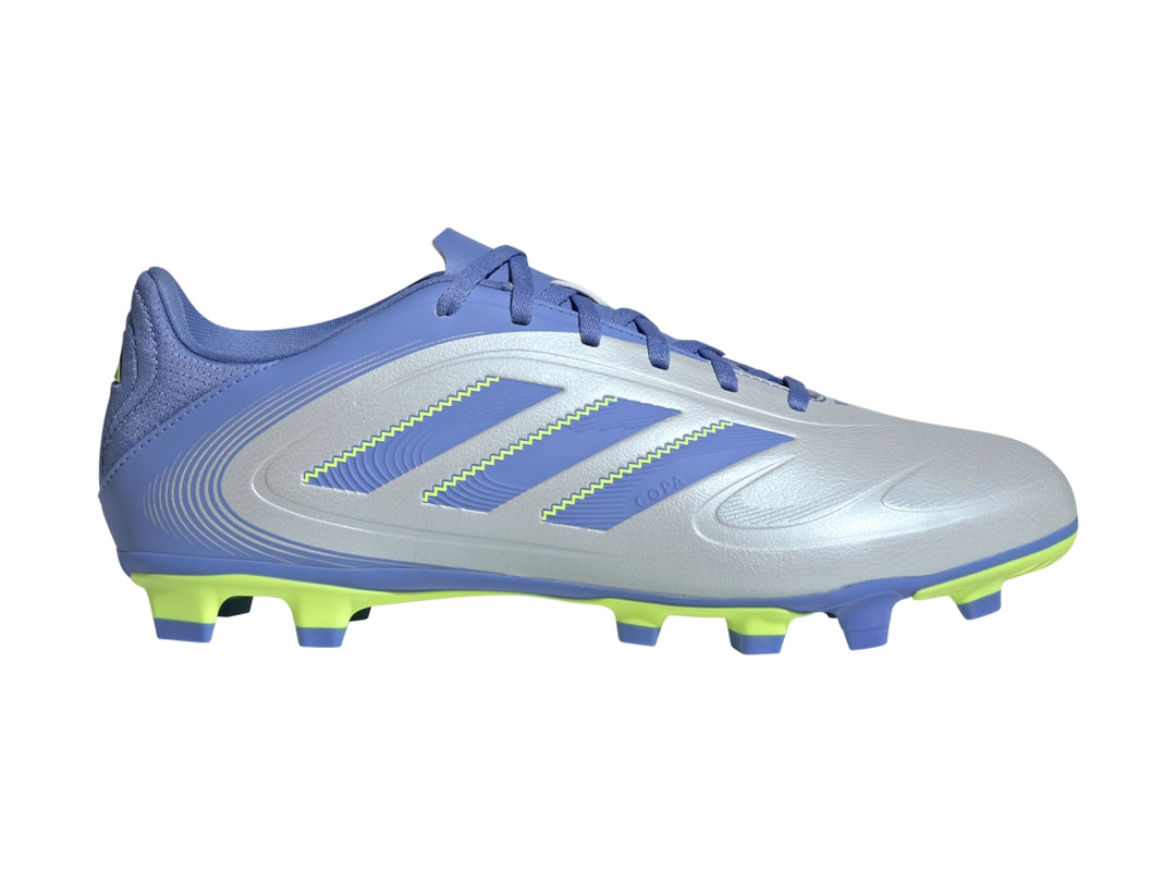 Zapato de fútbol Adidas Copa Pure 3 Club en tonos azul con suela amarillo limón.