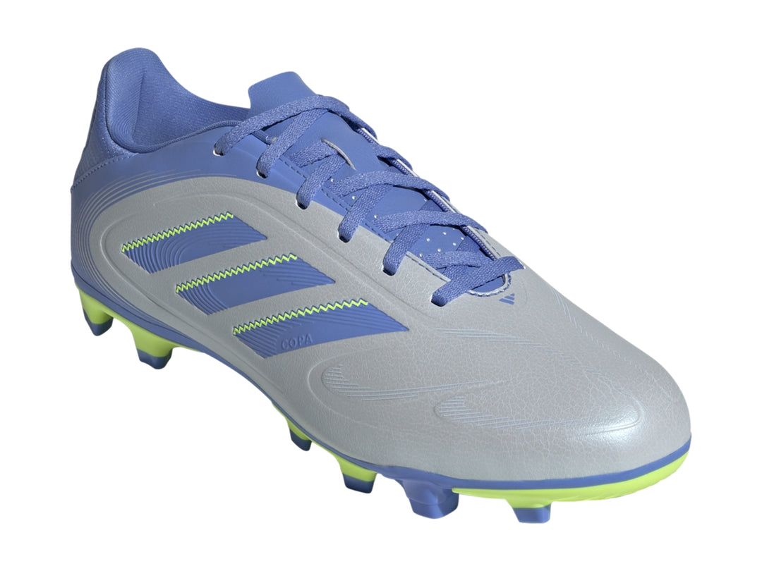 Zapato de fútbol Adidas Copa Pure 3 Club en tonos azul con suela amarillo limón.
