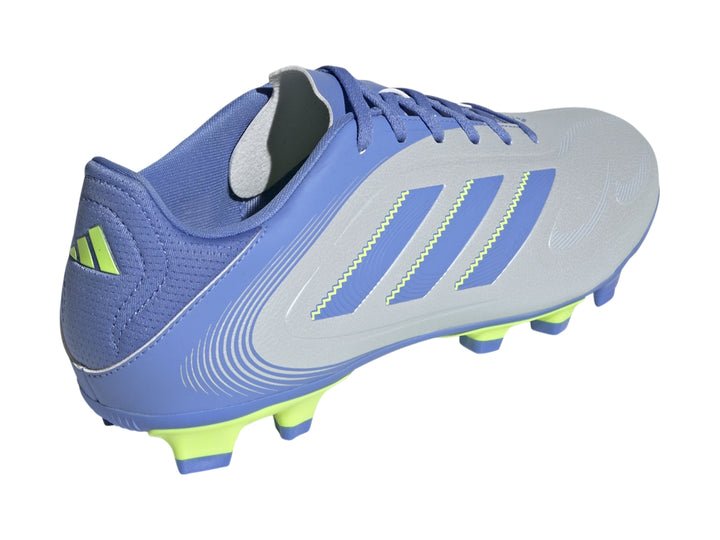Zapato de fútbol Adidas Copa Pure 3 Club en tonos azul con suela amarillo limón.