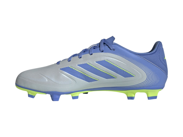 Zapato de fútbol Adidas Copa Pure 3 Club en tonos azul con suela amarillo limón.