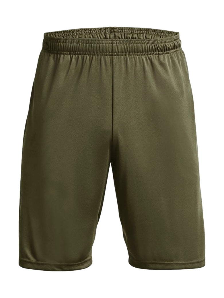 Hombre vistiendo shorts deportivos Under Armour color verde oliva con camiseta negra y tenis negros.