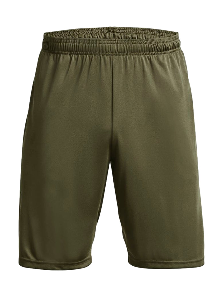Hombre vistiendo shorts deportivos Under Armour color verde oliva con camiseta negra y tenis negros.