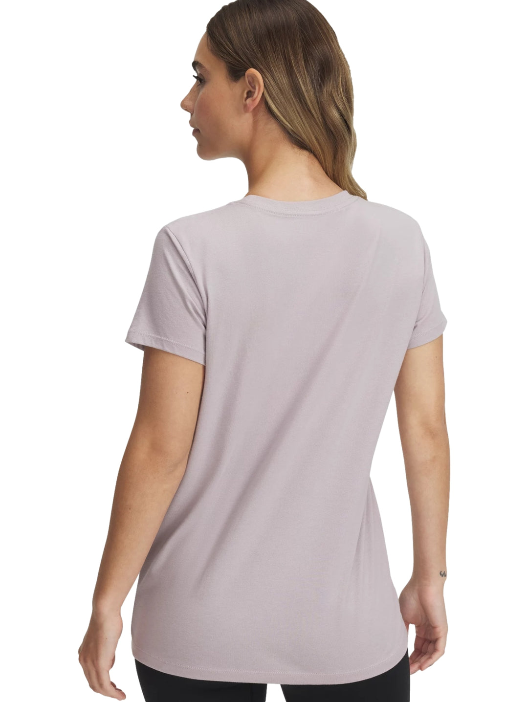 Camiseta Under Armour color gris dawn con logotipo negro en el pecho, modelo mujer.