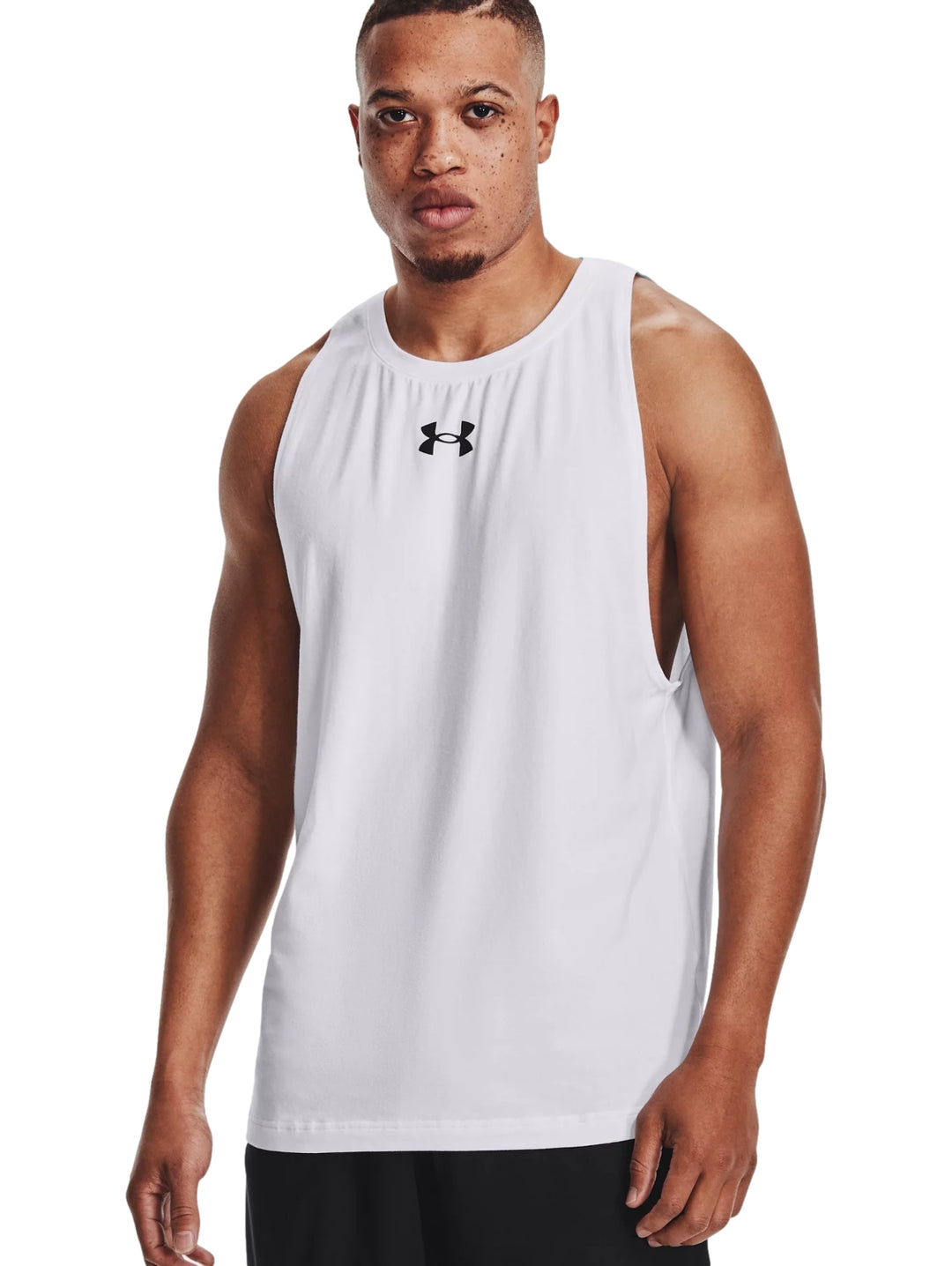 Hombre vistiendo una camiseta sin mangas blanca de la marca Under Armour.