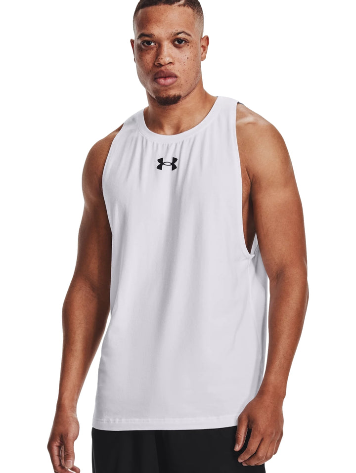 Hombre vistiendo una camiseta sin mangas blanca de la marca Under Armour.