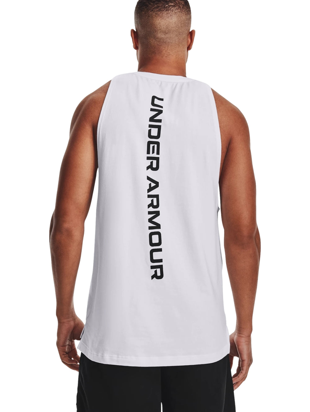 Hombre vistiendo una camiseta sin mangas blanca de la marca Under Armour.