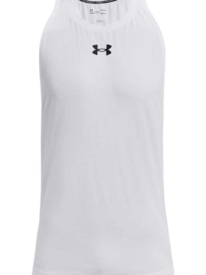 Hombre vistiendo una camiseta sin mangas blanca de la marca Under Armour.