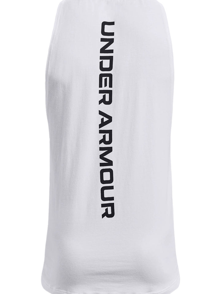 Hombre vistiendo una camiseta sin mangas blanca de la marca Under Armour.