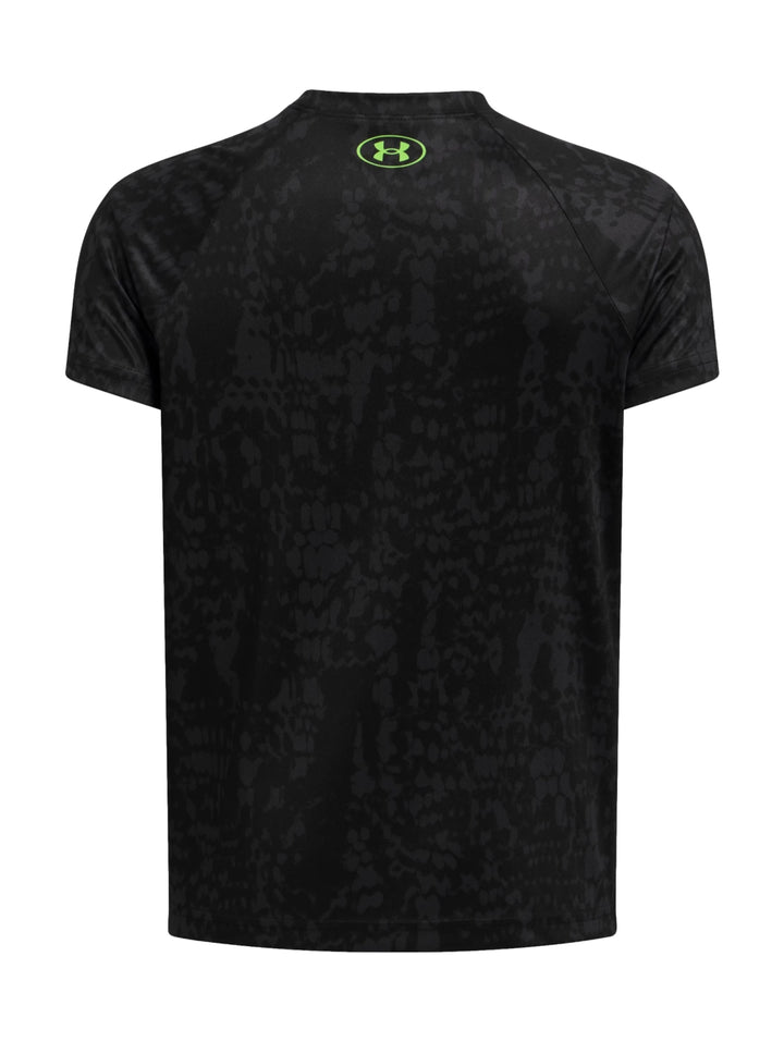 Camiseta deportiva Under Armour negra con logo verde lima y estampado sutil en el tejido.
