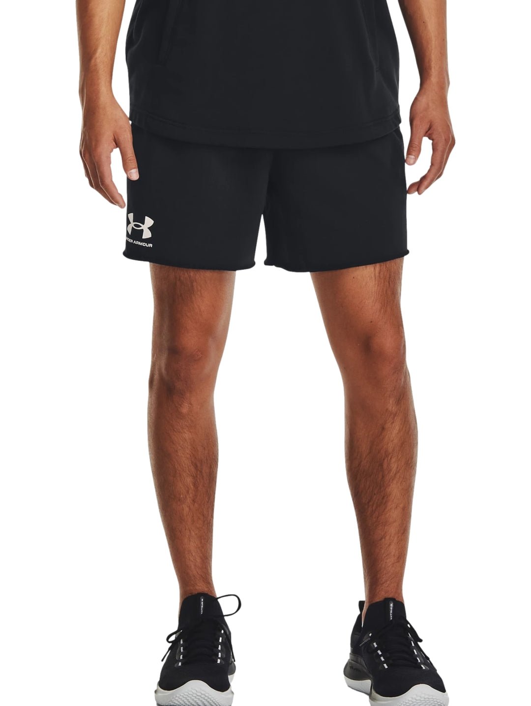 Hombre vistiendo shorts deportivos negros de Under Armour con logo blanco en la pierna derecha.
