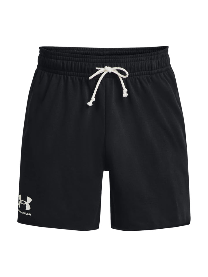Hombre vistiendo shorts deportivos negros de Under Armour con logo blanco en la pierna derecha.