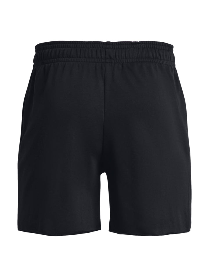 Hombre vistiendo shorts deportivos negros de Under Armour con logo blanco en la pierna derecha.