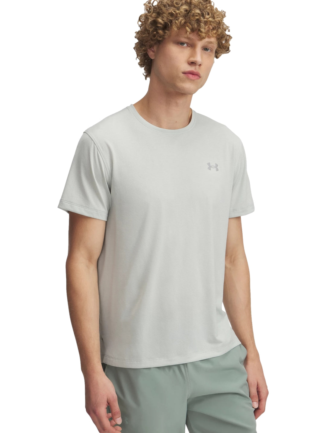 Hombre vistiendo camiseta deportiva de manga corta color verde claro con logo reflectante.