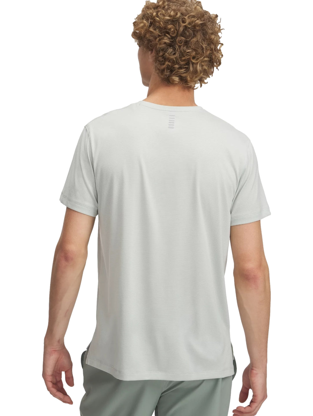 Hombre vistiendo camiseta deportiva de manga corta color verde claro con logo reflectante.