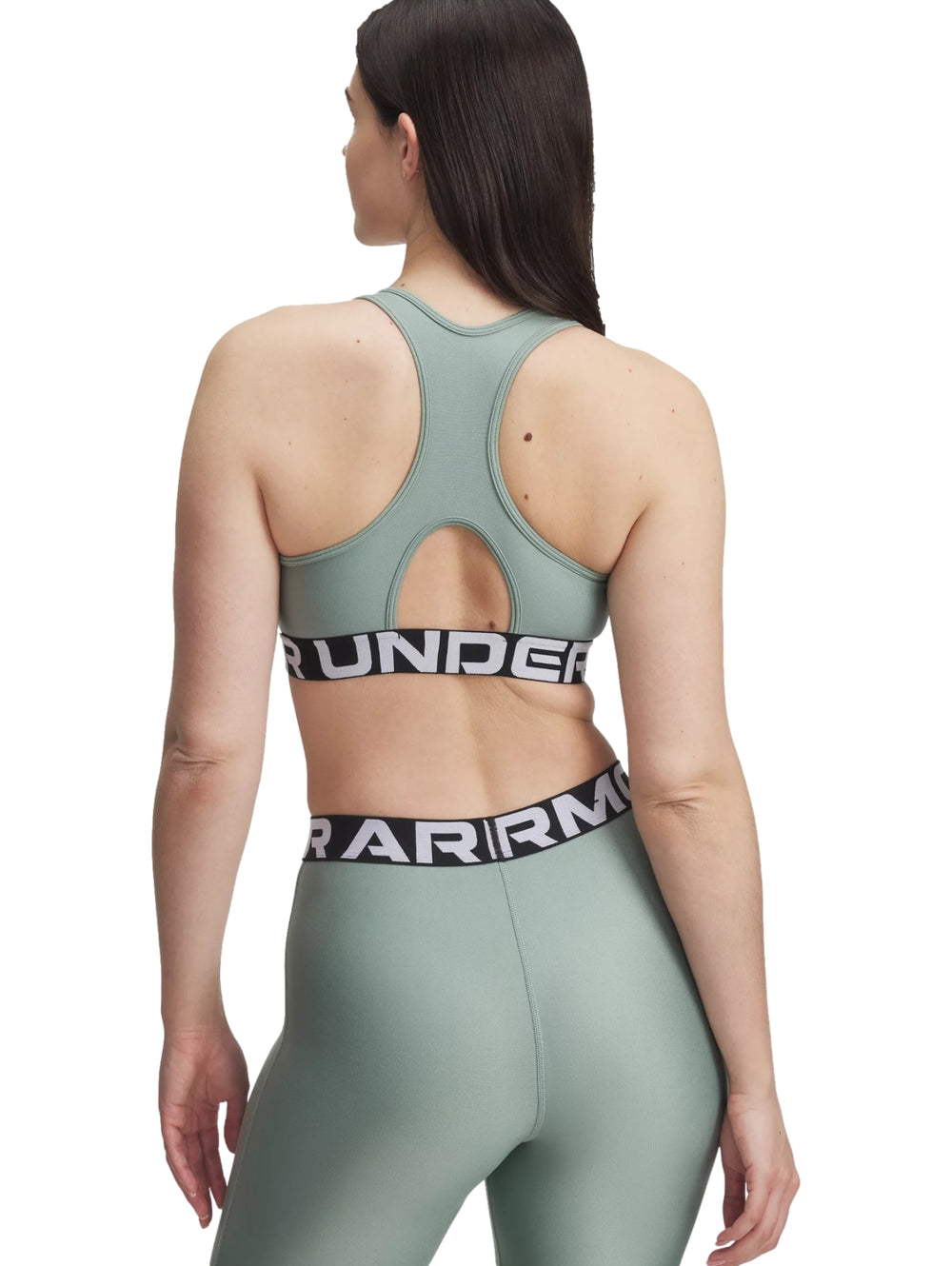 Conjunto deportivo Under Armour de color verde brillante compuesto por un top y leggings con banda elástica logotipada.
