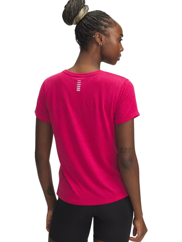 Camiseta deportiva de manga corta color rosa intenso para mujer de la marca Under Armour.