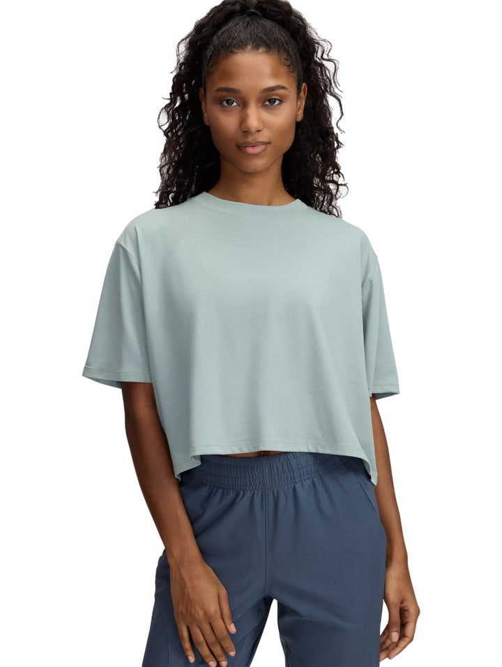 Camiseta deportiva de manga corta color verde claro para mujer.