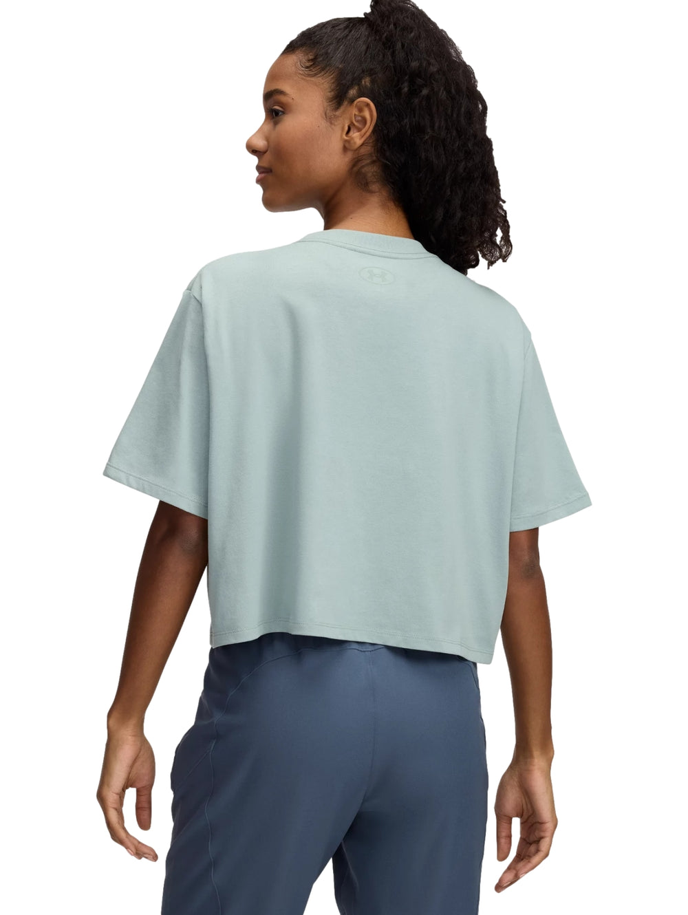 Camiseta deportiva de manga corta color verde claro para mujer.