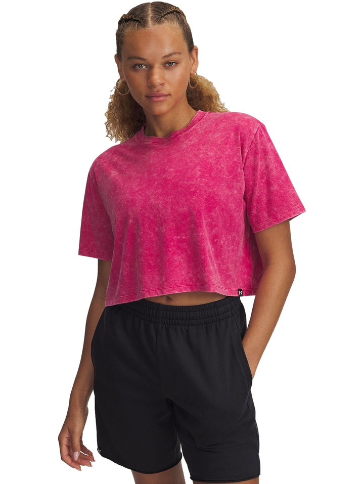 Camiseta deportiva Under Armour de color rosa con efecto lavado y manga corta.