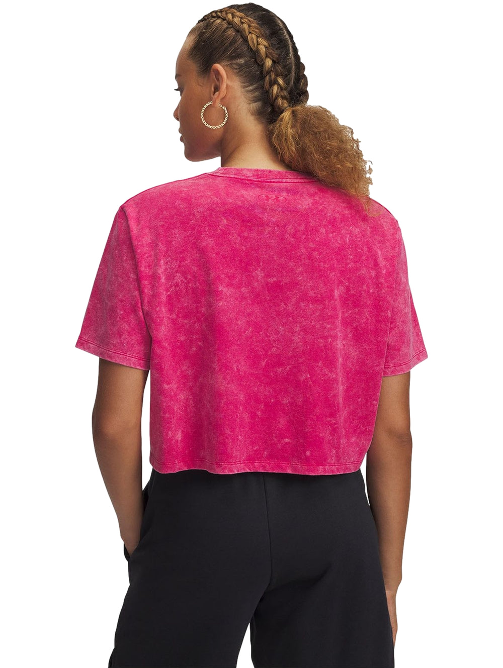 Camiseta deportiva Under Armour de color rosa con efecto lavado y manga corta.