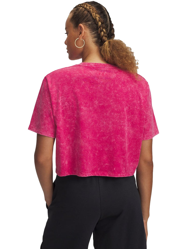 Camiseta deportiva Under Armour de color rosa con efecto lavado y manga corta.