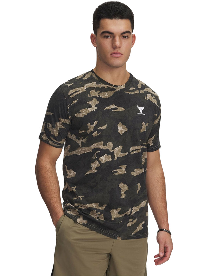 Hombre vistiendo camiseta deportiva de manga corta con estampado de camuflaje en tonos marrón y verde.