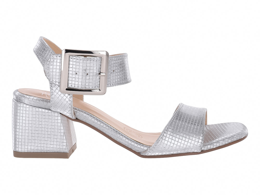 Sandalia plateada para mujer con tacón cuadrado, correa al tobillo con hebilla y textura brillante.