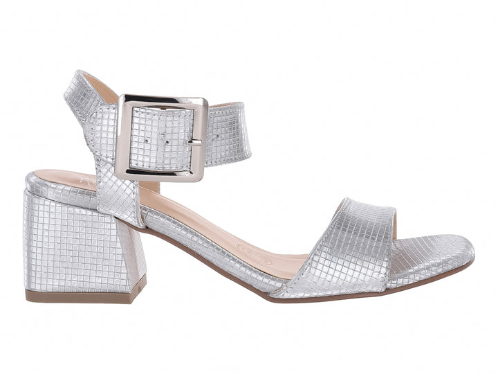 Sandalia plateada para mujer con tacón cuadrado, correa al tobillo con hebilla y textura brillante.