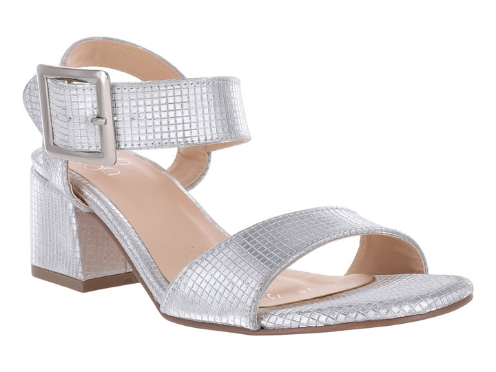 Sandalia plateada para mujer con tacón cuadrado, correa al tobillo con hebilla y textura brillante.