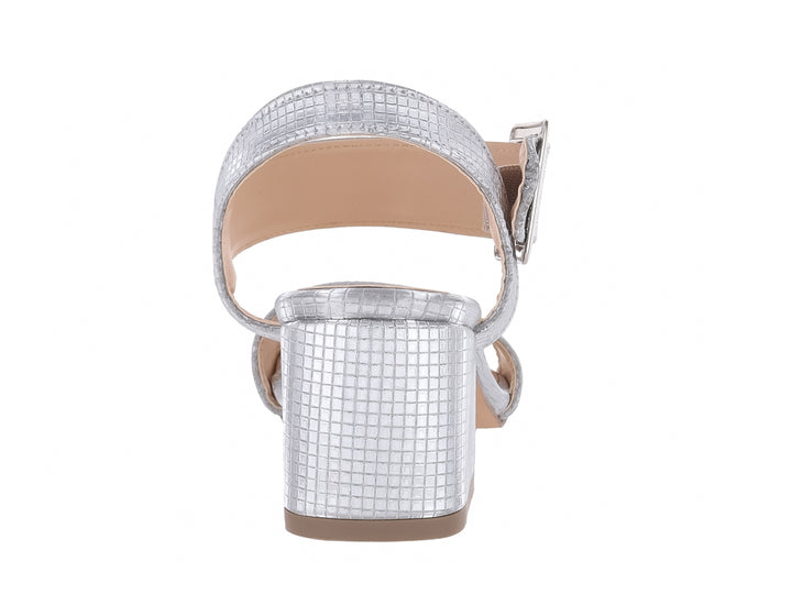 Sandalia plateada para mujer con tacón cuadrado, correa al tobillo con hebilla y textura brillante.