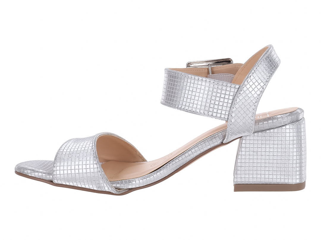 Sandalia plateada para mujer con tacón cuadrado, correa al tobillo con hebilla y textura brillante.